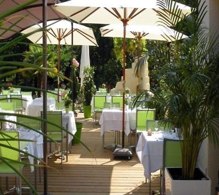 Logis Hotels - Le Pont Bernet - Hotel 2 Etoiles Et Restaurant Le Pian-Médoc Esterno foto