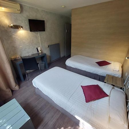 Logis Hotels - Le Pont Bernet - Hotel 2 Etoiles Et Restaurant Le Pian-Médoc Esterno foto