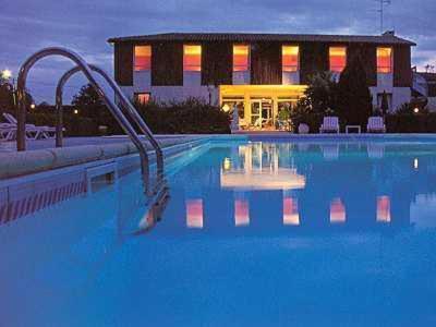 Logis Hotels - Le Pont Bernet - Hotel 2 Etoiles Et Restaurant Le Pian-Médoc Esterno foto