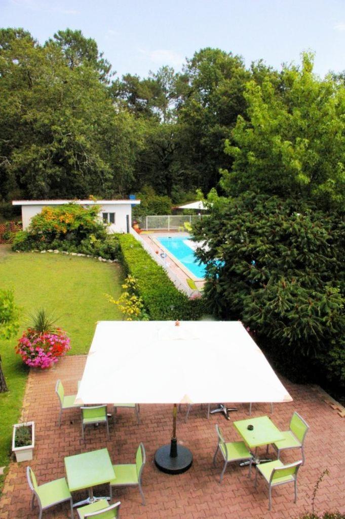 Logis Hotels - Le Pont Bernet - Hotel 2 Etoiles Et Restaurant Le Pian-Médoc Esterno foto