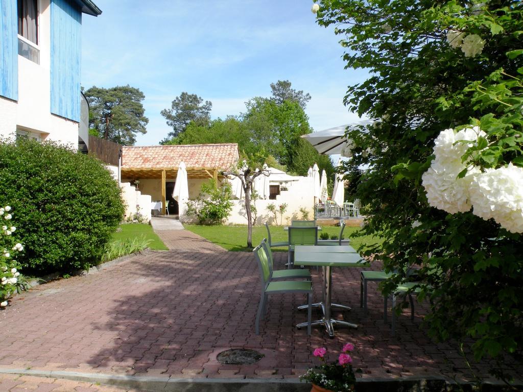 Logis Hotels - Le Pont Bernet - Hotel 2 Etoiles Et Restaurant Le Pian-Médoc Esterno foto