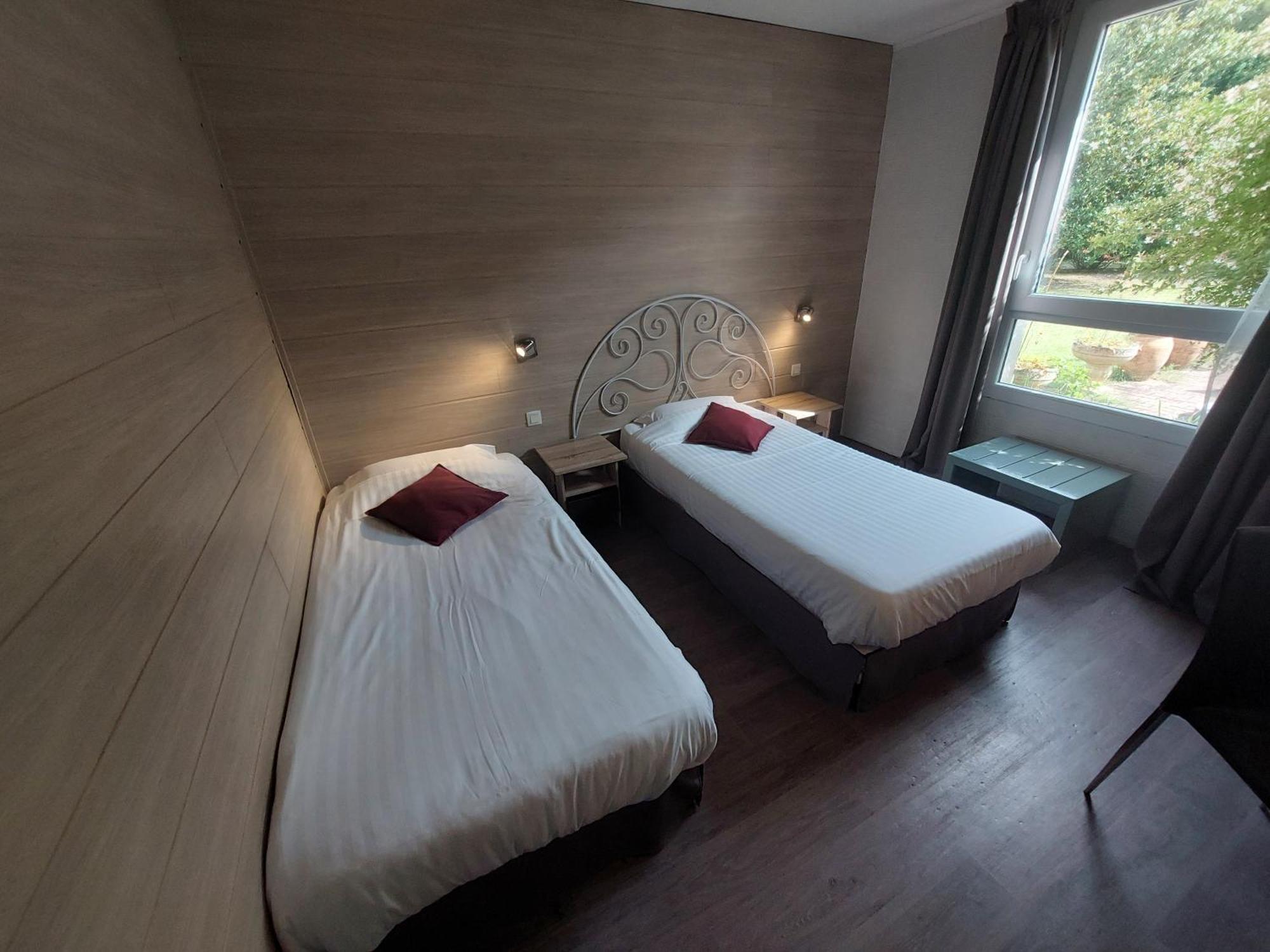 Logis Hotels - Le Pont Bernet - Hotel 2 Etoiles Et Restaurant Le Pian-Médoc Esterno foto