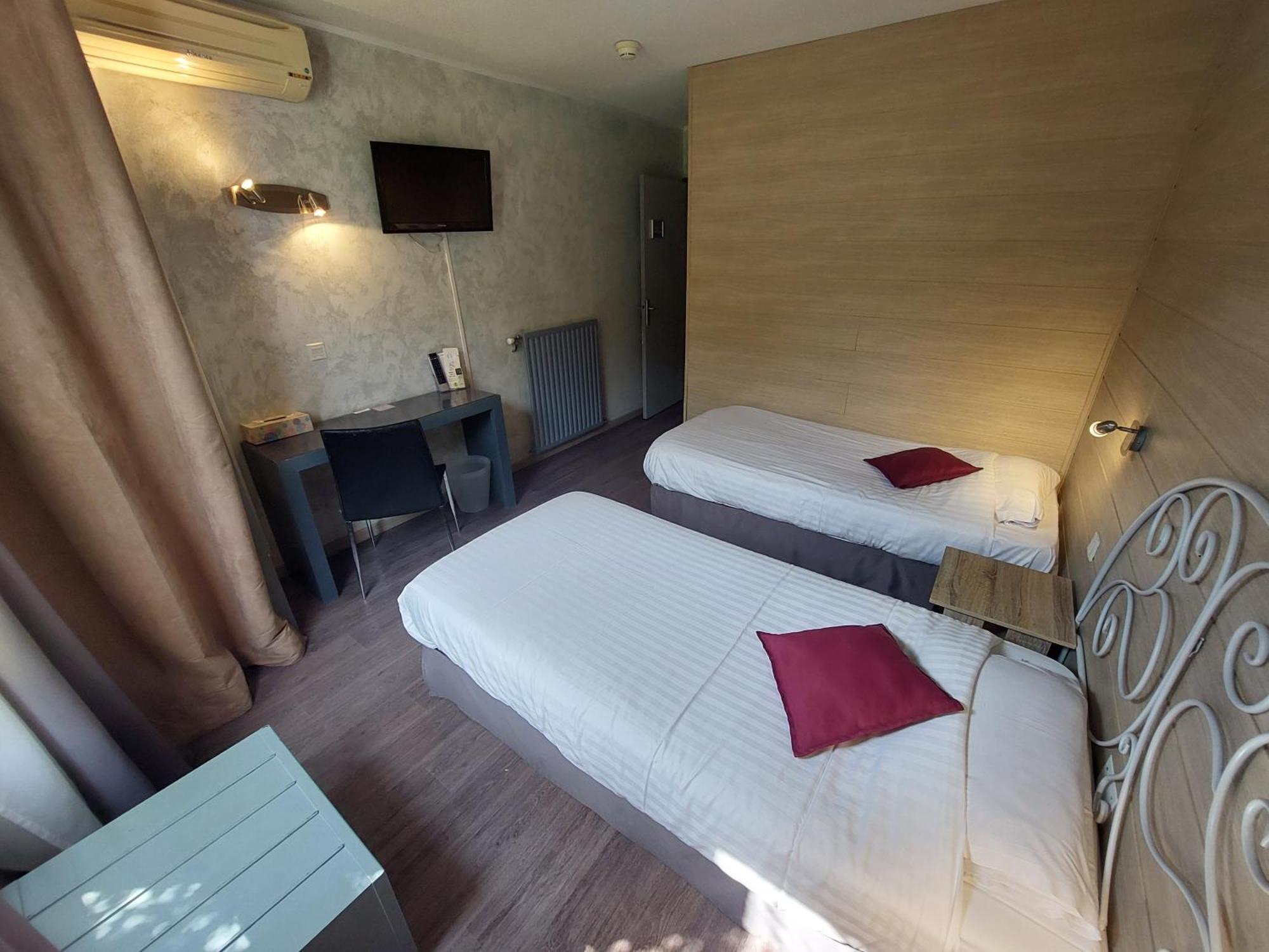 Logis Hotels - Le Pont Bernet - Hotel 2 Etoiles Et Restaurant Le Pian-Médoc Esterno foto