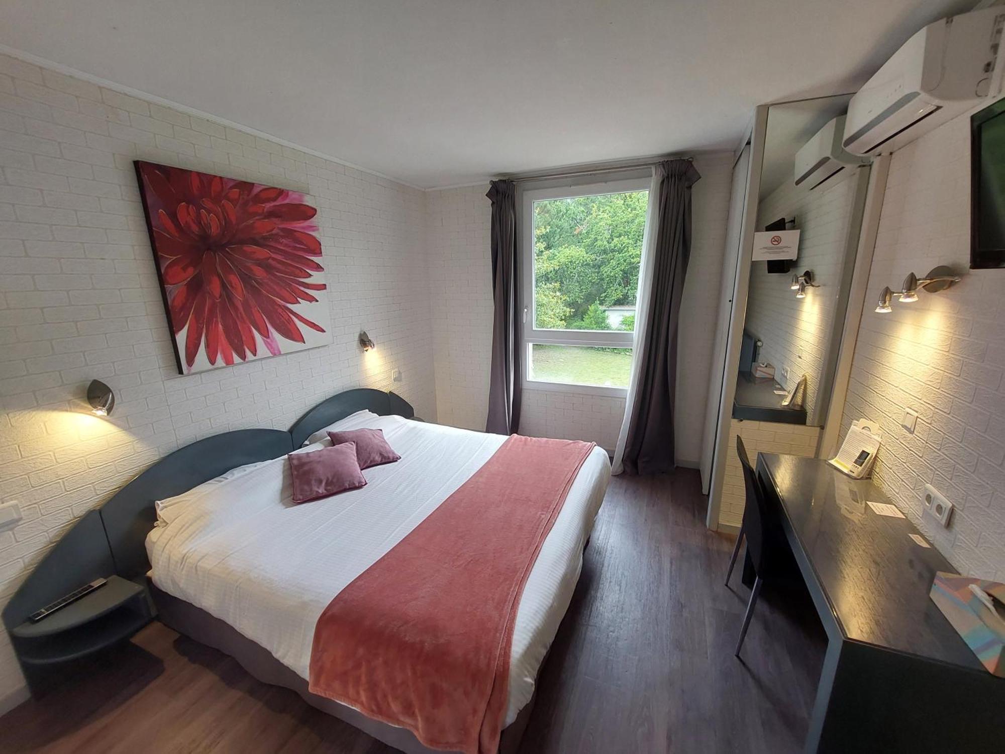 Logis Hotels - Le Pont Bernet - Hotel 2 Etoiles Et Restaurant Le Pian-Médoc Esterno foto