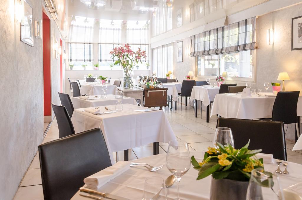 Logis Hotels - Le Pont Bernet - Hotel 2 Etoiles Et Restaurant Le Pian-Médoc Esterno foto