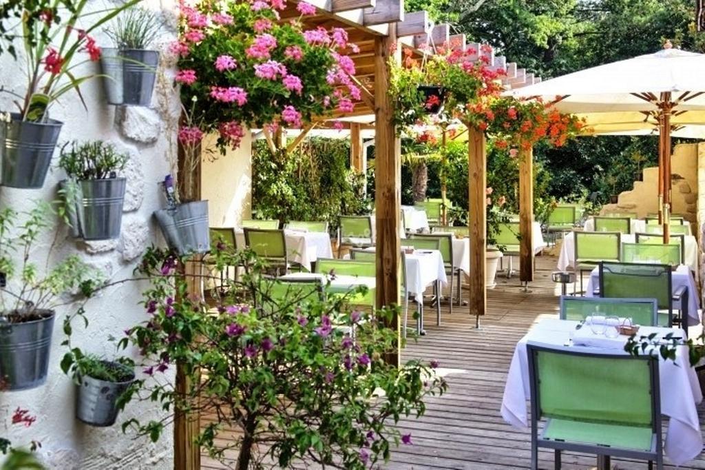 Logis Hotels - Le Pont Bernet - Hotel 2 Etoiles Et Restaurant Le Pian-Médoc Esterno foto